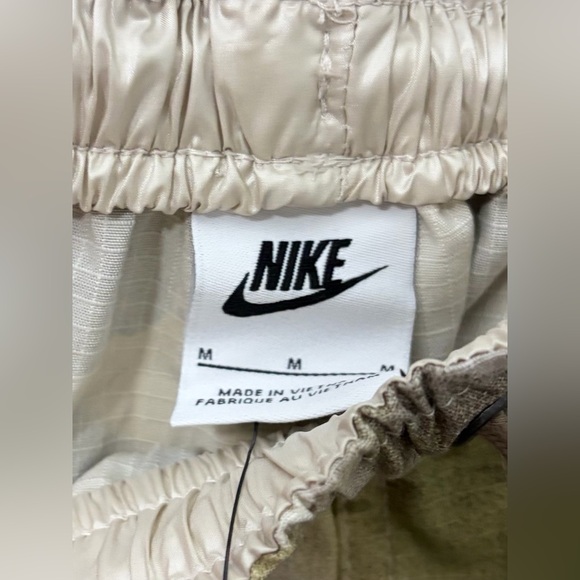New $105 Nike Sportswear Mid-Rise Camo Cargo Pants - Womens Medium HM9015-104 - Picture 3 of 6
